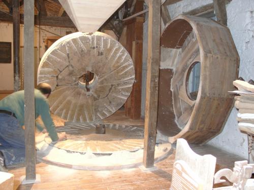 Nieul-sur-l'Autise - Le moulin à eau, entretien de la meule de pierre