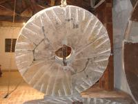 5550 Nieul-sur-l'Autise - Le moulin à eau, entretien de la meule de pierre 
