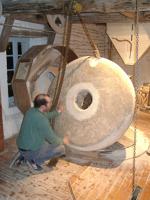 5551 Nieul-sur-l'Autise - Le moulin à eau, entretien de la meule de pierre 