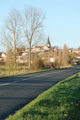 Saint-Denis-du-Payré - En arrivant par la route de Saint-Michel-en-l'Herm. Marais poitevin