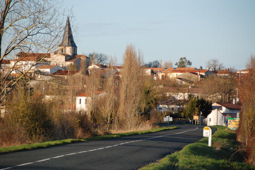 Saint-Denis-du-Payré - En arrivant par la route de Saint-Michel-en-l'Herm. Marais poitevin