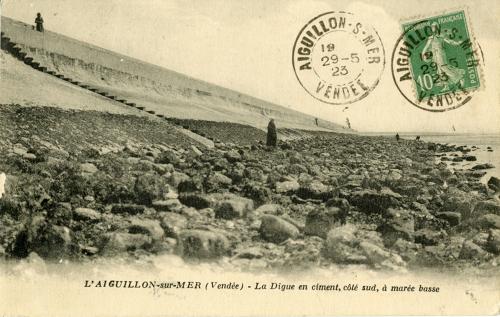 L'Aiguillon-sur-Mer - La Digue en ciment, côté sud, à marée basse
