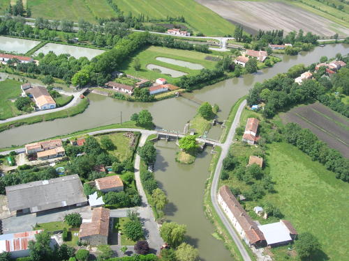 Vue aérienne des Ecluses de Bazoin - Commune de Damvix