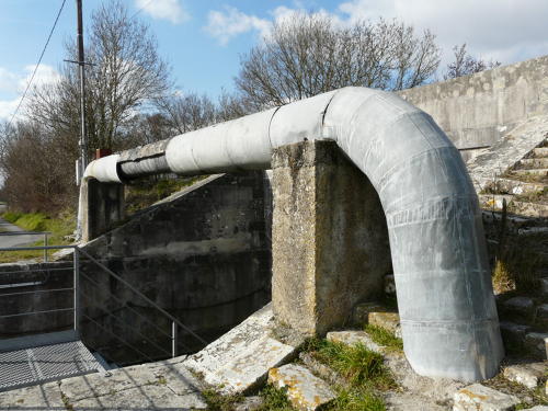 Ouvrage hydraulique dans le Marais poitevin