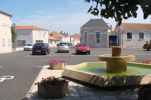 Place de la mairie - Commune de Grue