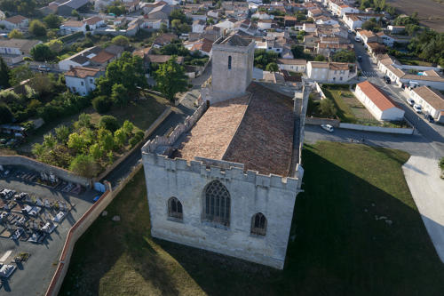 Vue aérienne de l'Église Saint-Martin à Esnandes