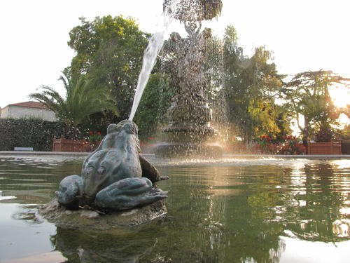 Sculpture grenouille au jardin Dumaine - Ville de Luçon