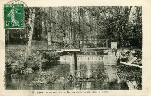 Niort et ses environs - Barrage d'une conche dans le Marais