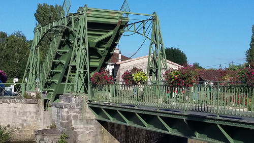 Le pont levis à Magné (79)