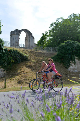 Promenade en vélo devant l'abbaye de Maillezais