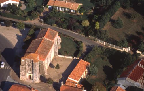 Vue aérienne de l'église de Saint-Benoist-sur-Mer