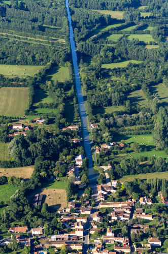 Courdault (85), vue aérienne du canal de la Vieille Autize et du village