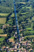 14973 Courdault (85), vue aérienne du canal de la Vieille Autize et du village 