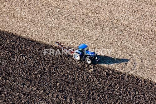 Tracteur labourant une parcelle sur les polders du Marais poitevin