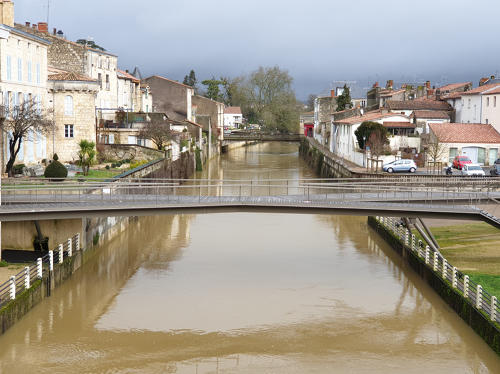 Passerelle sur la rivière Vendée à Fontenay-le-Comte