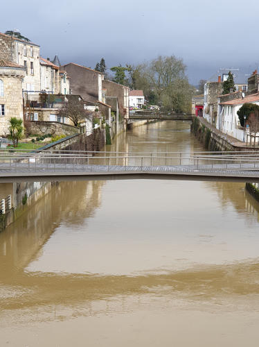 Passerelle sur la rivière Vendée à Fontenay-le-Comte