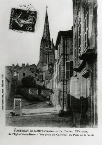 Fontenay-le-Comte - Le clocher, XVe siècle de l'église Notre-Dame. Vue du Carrefour du Puits de la Vault