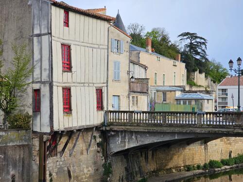 Fontenay-le-Comte (85) - Le pont ds Sardines sur la rivière Vendée