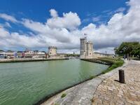 15559 Les Tours de La Rochelle (17) gardent l'entrée du vieux port 
