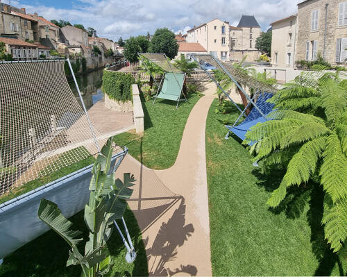 Fontenay-le-Comte (85) - Le jardin sous la passerelle de la Porte des Halles
