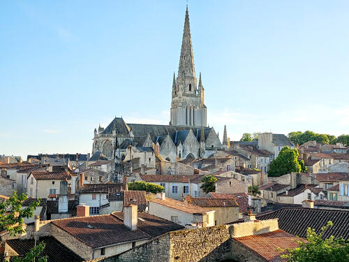 L'église et la vieille ville de Fontenay-le-Comte (85)