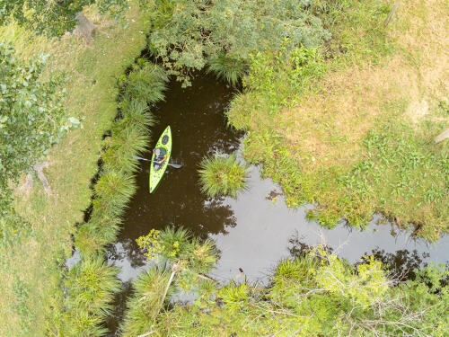 Vue aérienne sports de nature dans le marais mouillé à Amuré